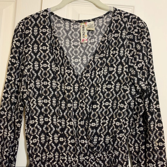 Black Patterned Long Sleeve Romper w/ Front Snap - Picture 3 of 7